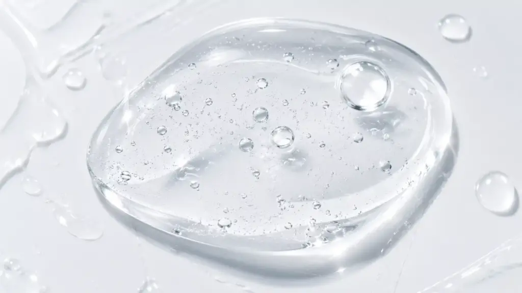 Cellular Shielding: Why Ectoin and Barrier Repair Is the Ultimate Reset for Compromised Skin 3 Close-up macro swatch of a clear hydrating serum demonstrating Ectoin and Barrier Repair moisture retention.